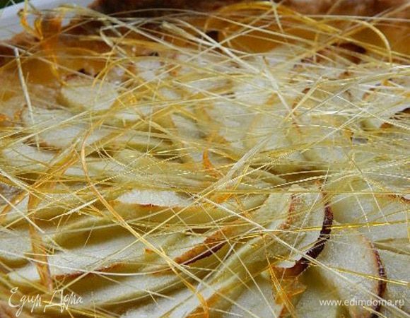 Пирог остудить и выложить на сервировочное блюдо.

Готовим сахарные нити: для этого взять 100г сахара и 3 ст.л воды. Все быстро довести до кипения, а затем варить на небольшом огне, пока сироп не станет янтарного цвета. Сироп будет нужной консистенции, когда его капля опущенная в холодную воду будет сохранять форму. Когда такое произойдет, снять с огня и немного остудить. И с помощью вилки сделать нити, для этого вилку опустить в сироп и тянуть вверх, пока не закончится весь сироп. Украсить нитями пирог. Приятного чаепития!