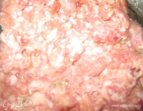 Добавьте мясной фарш, перемешивая. 