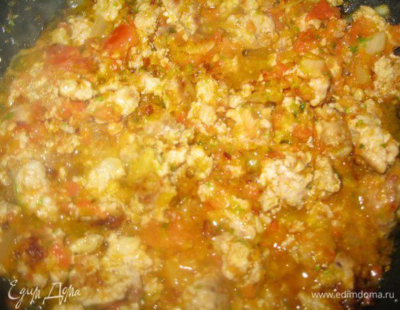 Добавьте вино, нарезанные мелко помидоры и петрушку. Доведите до кипения, уменьшите огонь и тушите около часа, время от времени помешивая. После того как вино испариться, посолите и поперчите. 