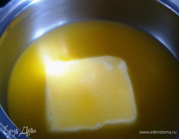 Растопить сливочное масло, оставить охлаждаться до комнатной температуры.