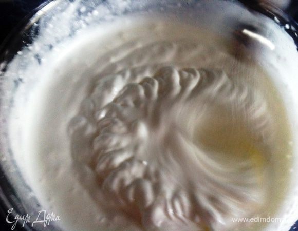 Белки взбить с сахаром до устойчивых пик.