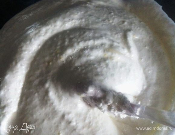 Добавить к белкам цедру, лимонный сок и кокосовую стружку. Аккуратно перемешать силиконовой лопаткой движениями сверху вниз.