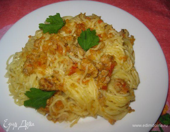 Соедините спагетти с соусом не торопитесь раскладывать блюдо по тарелкам, подождите 10 минут, пока соус впитается и отдаст аромат. Подавайте на стол, посыпав тертым сыром и украсив зеленью.