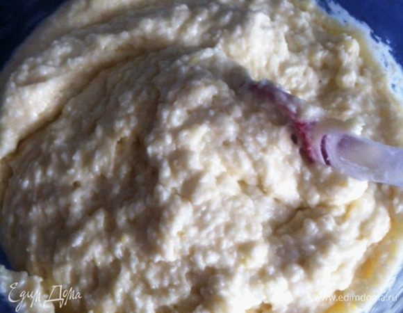 К полученной массе добавляем просеянную муку и разрыхлитель, снова все аккуратно перемешиваем. И на последнем этапе добавляем растопленное масло и медленно перемешиваем.