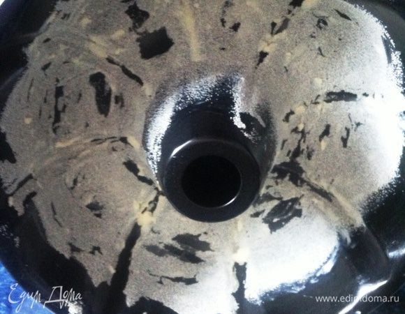 Форма у меня не силиконовая, поэтому я смазала маслом и обсыпала манкой.