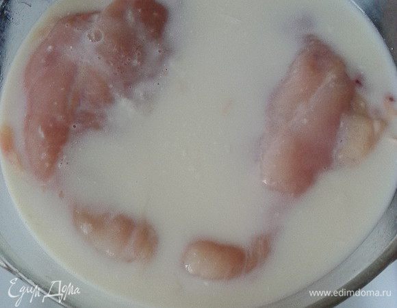 Филе курицы вымочить в молоке 2 часа. Вынуть, чуть обсушить и натереть смесью специй (соль, перец, сладкая паприка, мускатный орех, давленый чеснок) и оставить на 10 минут.