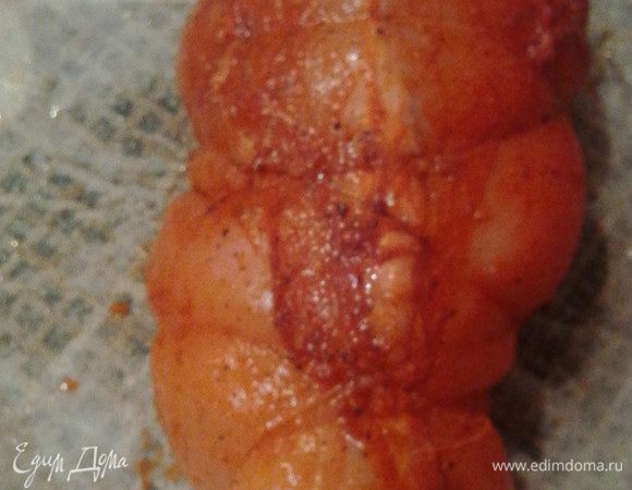 Разогреть духовку до 180-190°. Перевязать птичку ниткой (в 2-3 раза). Застелить пергаментом форму и, переложив на него курочку, запекать в духовке 20 минут.