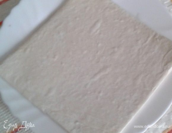 Тесто слоеное разморозить, раскатать пласт 0,3 см толщиной.