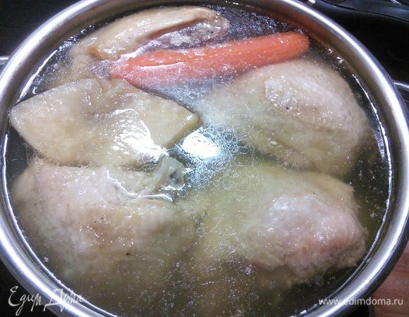 Фасоль замочите на ночь в большом количестве холодной воды. Курицу (у меня бедра 3 штуки, я делала меньше порцию, но количество ингредиентов даю на целую курицу) вымойте, очистите лук, морковь и кусочек сельдерея. Поставьте вариться фасоль и курицу, снимайте пену, не солить, добавьте овощи и варить бульон до готовности фасоли. 