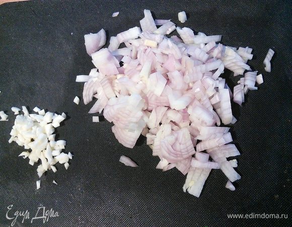 Мелко порубите чеснок и лук-шалот (его можно заменить на обычный белый лук).
