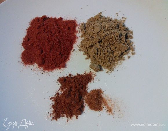 Подготовьте специи. В оригинале порошок перца чили - чипотли (халапеньос), но у меня его нет, поэтому я заменила его на кайенский и просто острый красный перец чили.