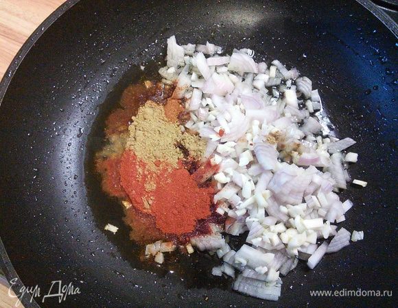 Разогрейте масло на сковородке, пассеруйте лук и чеснок со специями в течении 6-8 минут.
