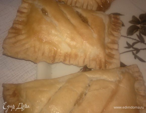 Кстати, дополню, что перед отправкой в духовку я смазал слойки желтком. Слойки в итоге получились красивого румяного цвета. Смачного вам!!!