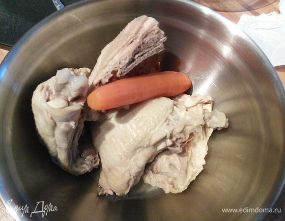 Мякоть курицы снимите с костей, разберите на кусочки (не слишком мелкие). 