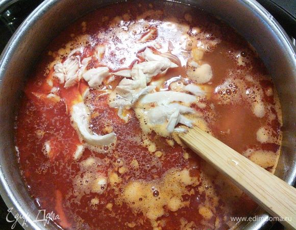 Разобранное куриное мясо верните в кастрюлю, посолите, поперчите. Добавьте сахар и лимонный сок по вкусу. Суп готов. 