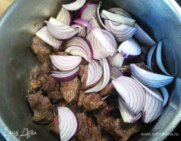 Красный лук, его кстати можно заменить на белый, порезать полукольцами и обжарить с мясом. 