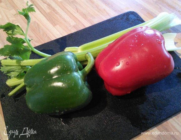 Овощи помыть, нарезать произвольно, но не слишком мелко. 