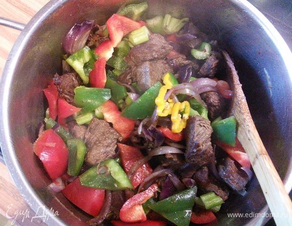 Овощи добавить к мясу. По желанию добавьте острый свежий чили. 