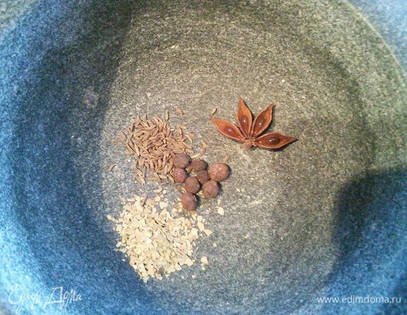 Подготовить специи, размолоть в ступке в порошок. От себя я добавила по щепотке тмина и молотого лаврового листа. 