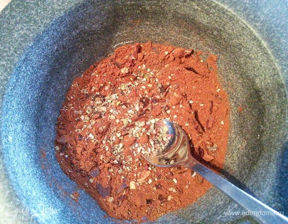 К ним добавить копчёную паприку и хлопья паприки, а также чёрный свежемолотый перец.