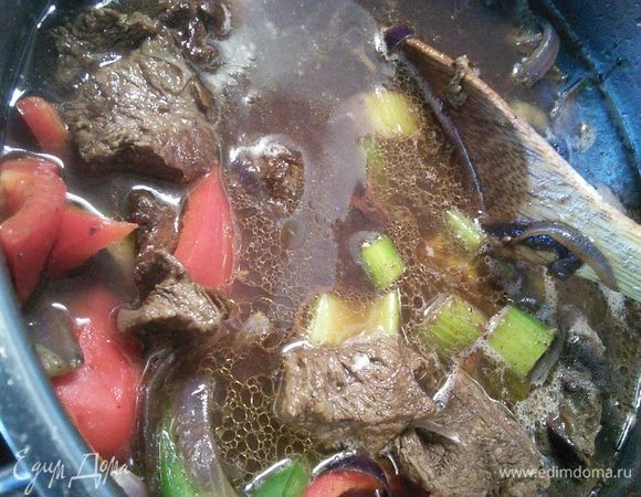 Влить вино, бульон и гранатовый сок. Я выдавала сок из одного крупного граната. Добавьте смесь специй и тушите мясо до его готовности. Мне хватило 1 часа.