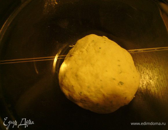 В глубокой посуде смешать все ингредиенты: сыр натереть на мелкой терке, лук покрошить (можете использовать сушеный). Замесить тесто, накрыть пленкой и оставить на 40 минут.