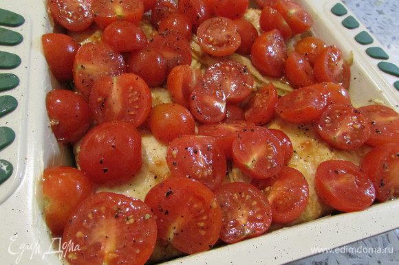 Сверху выложите замаринованные помидоры. Отправьте форму в разогретую духовку (180 градусов). Запекайте около 45 минут.