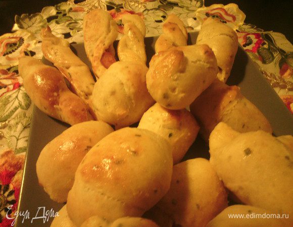 Выпекать заранее в разогретой духовке 190С, 15 минут (смотрите по вашей духовке) до золотистого цвета. Подавать тепленькими. На радость деткам и взрослым.
