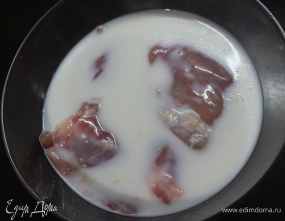Куриные бедра (кожицу я сняла) предварительно замочить на пару часов в молоке.