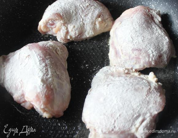 Муку смешать с солью и перцем, обвалять кусочки в муке и обжарить на хорошо разогретом растительном масле до золотистой корочки с обеих сторон. 