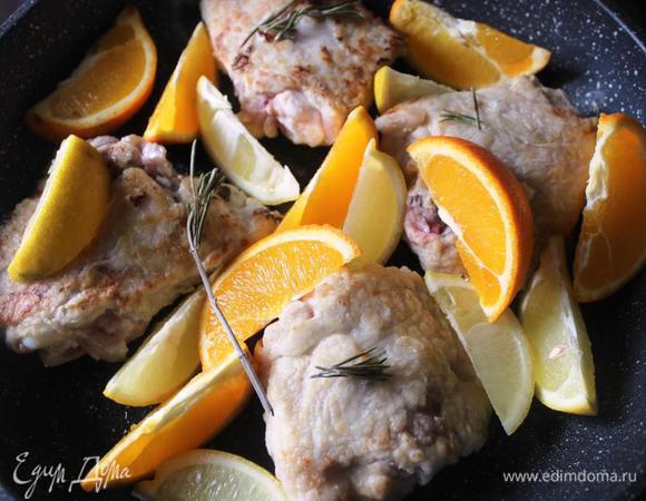 Апельсин и лимон нарезать на 8 частей каждый. 
Выложить их на сковороду к курице, добавить веточку розмарина по желанию, накрыть крышкой и потушить еще минут 15.
