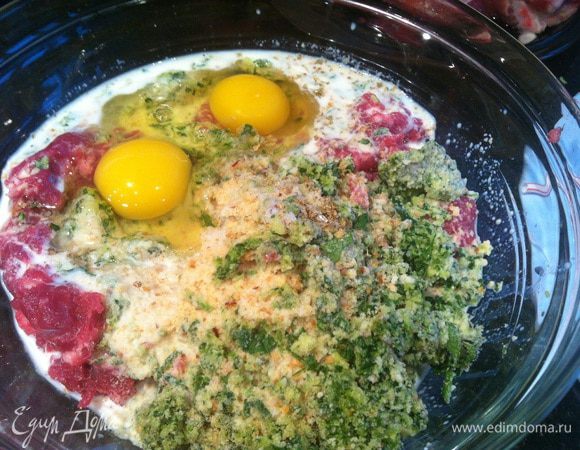 Смешайте фарш, пармезан (натрите), молоко, яйца, петрушку, 40 г молотых сухарей, чеснок (выдавите прессом), рубленную петрушку, посолите, приправить перцем чили и орегано. Нежно вымесите тесто.