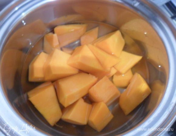 Тыкву очистить, нарезать. Должно быть 200 гр уже очищенной тыквы. Залить водой и поставить на огонь, варить 10-12 минут до мягкости.
