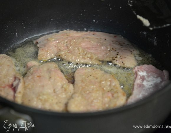 Посолить и поперчить телятину, обвалять в муке. Затем обжарить на масле с двух сторон, по 3 мин. сторона. Переложить на тарелку, прикрыть фольгой.