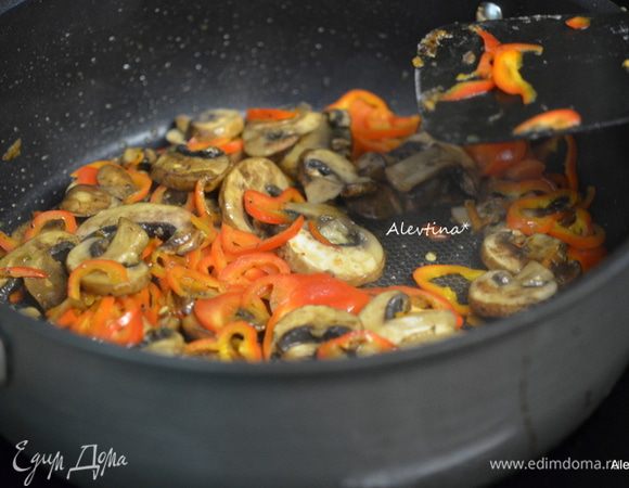 На этом же масле обжарить грибы и порезанный и очищенный сладкий перец примерно 10 мин. Добавить вино и готовить еще 2 мин. помешивая.