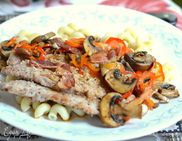 Подавать скалопини с готовым гарниром и грибами со сладким перцем. Приятного аппетита.