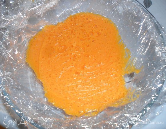 В форму уложить пищевую пленку, смазать маслом и вылить массу. Отправить в холодильник до застывания.