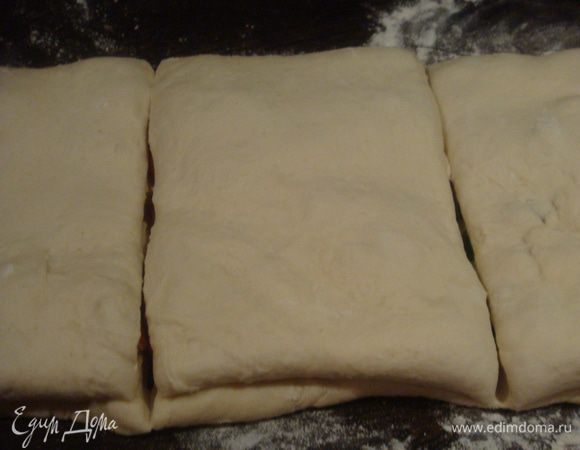 Разрезать хлеб на три части. С одной стороны хорошо защипать разрез.