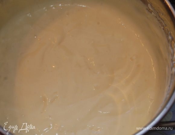 Все продукты должны быть комнатной температуры!

Для приготовления основы чизкейк соединить сливочный сыр, сахар и крахмал. Взбить миксером на минимальной скорости буквально около минуты, чтобы масса стала однородной.

По одному вести яйца, каждый раз вымешивая массу до однородности.

Добавить ванильный экстракт и сметану. Еще раз взбить на минимальных оборотах. Ударить посудой, в которой находится масса чизкейк несколько раз о стол (чтобы вышли лишние пузырьки воздуха).