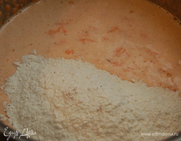 Ввести мучную смесь. На минимальных оборотах миксера размешать массу до однородности. Не усердствуйте! 