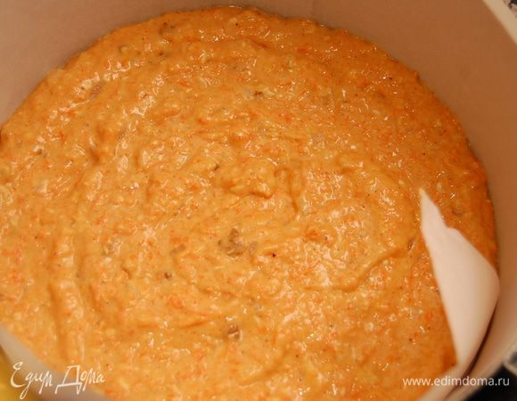 Дно формы выстелить бумагой для выпечки. У меня еще и на стенках формы бумага (просто форма новая). Ну вы знаете это чувство, когда хочется, чтобы ни единой царапинки, чтобы как можно дольше она была красивая и блестящая :)

Далее я допустила грубую ошибку, в результате чего разрез у меня получился не таким красивым, как задумывалось. Но вам я расскажу, как сделать правильно! Итак, в отдельную тарелку отложить 7-8 столовых ложек морковной массы. Остаток массы выложить в форму.
