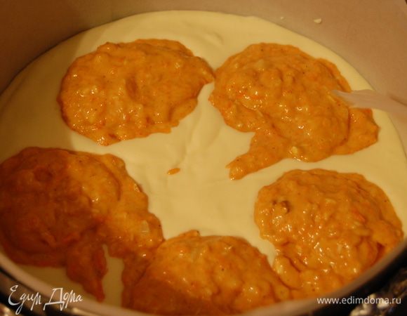 Поверх морковной массы вылить 1/3 часть массы чизкейк. Далее при помощи столовой ложки выкладываем по кругу остаток морковной массы (отступите от края около 2 см). Ну и сверху выливаем остаток массы чизкейк, стараясь не смешивать её с морковной. Моя ошибка заключалась в том, что я слишком много морковной массы оставила, и мои круги получились большими и размытыми. А должны были быть меньше, но по количеству больше...
 
Выпекать 65 минут. На дно духового шкафа я установила противень с кипятком (водяная баня).

Спустя 65 минут выключить духовой шкаф, приоткрыть дверцу и оставить торт на внутри еще 20 минут. Остудить торт, поместить в холодильник (чтобы торт был холодным! это обязательно!).

Для топпинга соединить в чаше блендера сливочный сыр комнатной температуры и мягкое сливочное масло (не растопленное, а именно размягченное). Взбить до однородности. Добавить оставшиеся ингредиенты и еще раз недолго взбить.

Извлечь торт из формы, покрыть верх и бока топпингом. Убрать в холодильник на ночь.