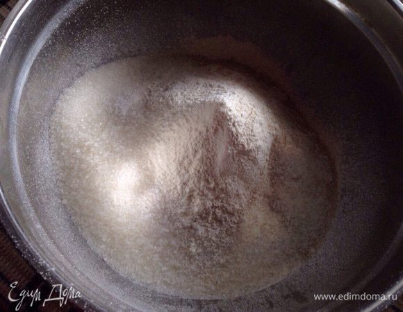 Муку просеять и смешать с сухими дрожжами, щепоткой соли и сахаром.