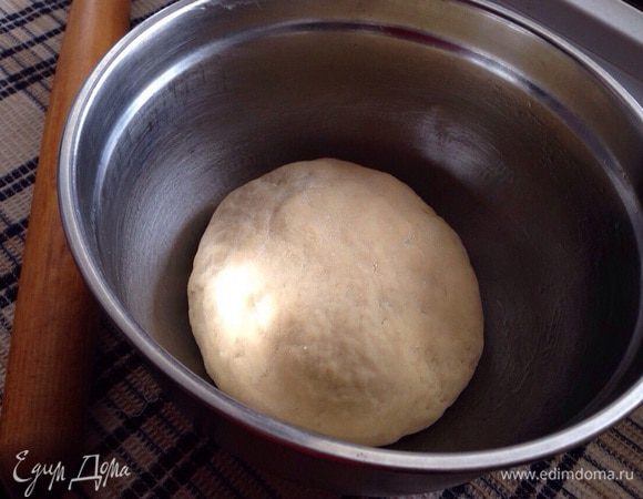 Яйцо взбить с теплым молоком. Постепенно добавляя к муке замесить мягкое и эластичное  тесто. По необходимости, муки может уйти либо больше, либо меньше! Смотрите на тесто, оно не должно быть сильно крутым, чуть липковатным! Добавить размягченное масло и еще раз хорошо вымесить около 5-7 минут, положить в смазанную маслом миску и оставить на 1-1.5 часа в теплом месте.