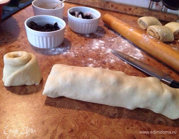 Свернуть рулетом и нарезать примерно на 5-6 частей. 