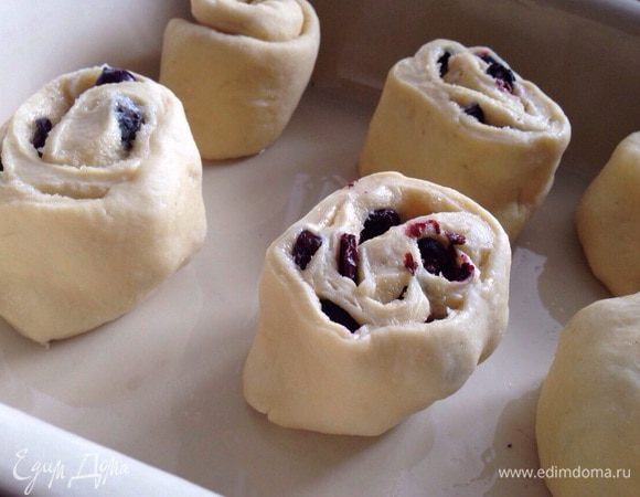 Аккуратно  выкладываем в форму, оставляя небольшой промежуток между булочками. Включить духовку 200 градусов. А тем временем, пока духовка греется, булочки накрыть полотенцем и дать им еще постоять 5-10 минут. Выпекать булочки 20-25 минут.