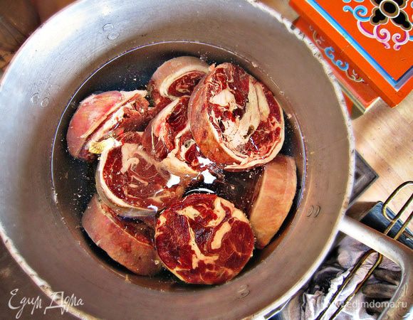 Мясо замочить в холодной воде на 3 часа. Затем воду слить и кастрюлю наполнить чистой водой. Довести до кипения, накипь снять. Воду посолить по вкусу.