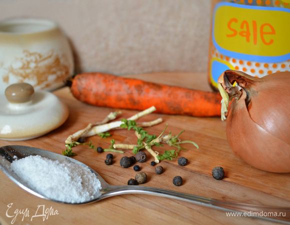 Через 1 час после варки добавить почищенную луковицу и морковь, перец, коренья петрушки. Варить ещё около 1,5 часов. Время варки зависит от мяса. Монголы, например, мясо не доваривают. Считают, что оно должно жеваться. Но для нас всё же привычней хорошо проваренное мясо.