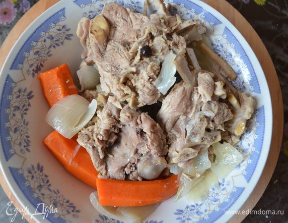 Итак, как только мясо сварилось, его необходимо вынуть, удалить кости и нарезать кусочками. В "походных" условиях мы этого не делали.