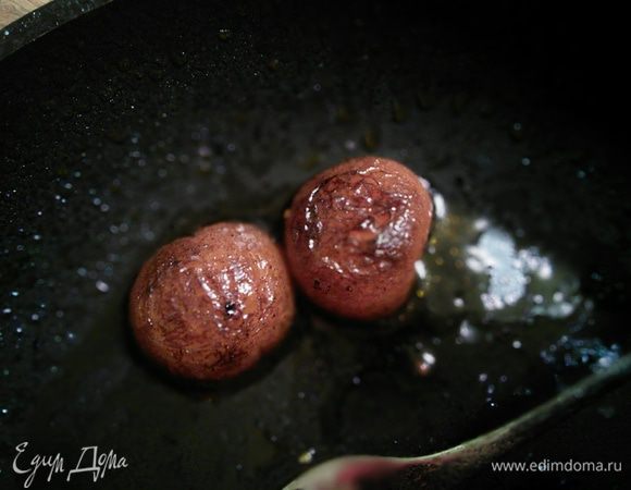 А это карамелизированные черри томаты с бальзамиком. 
Но это не обязательно:)